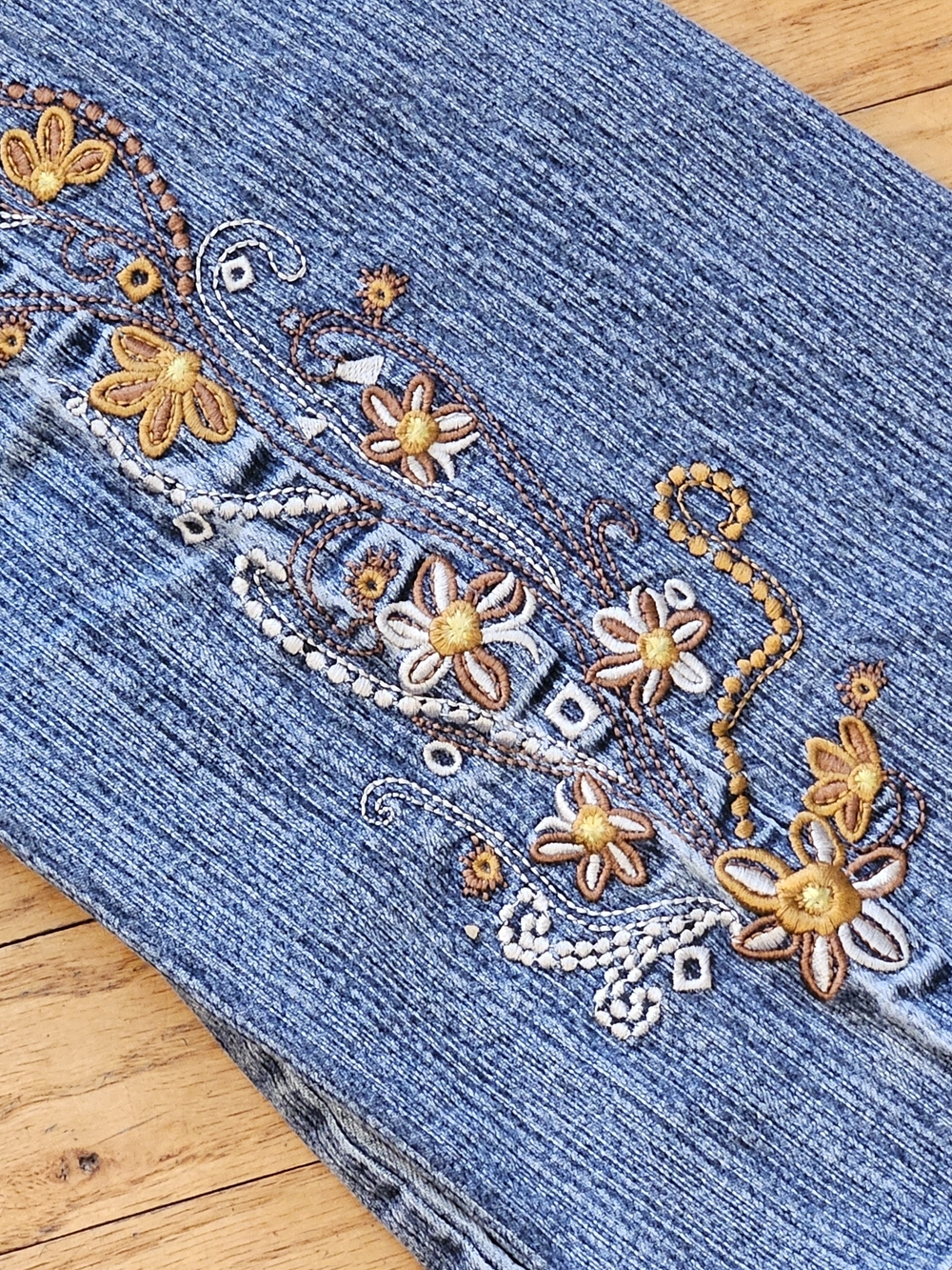 Clash Beautiful Embroidered Flare Jeans with Floral Detailing Sz 15